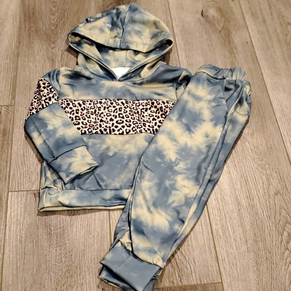 Sparkle & Pink Boutique girl matching set. Size 2T. Tie-dye and leopard 🐆. NWOT
